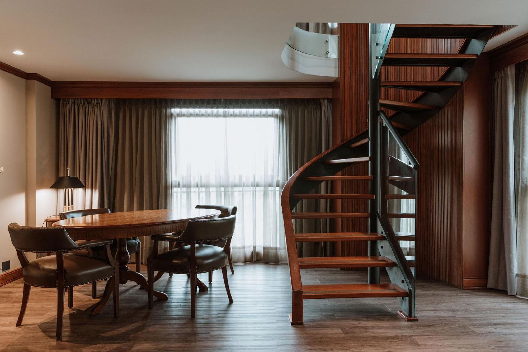ホテルパーク10 メデジン エクステリア 写真 A spiral staircase in a hotel