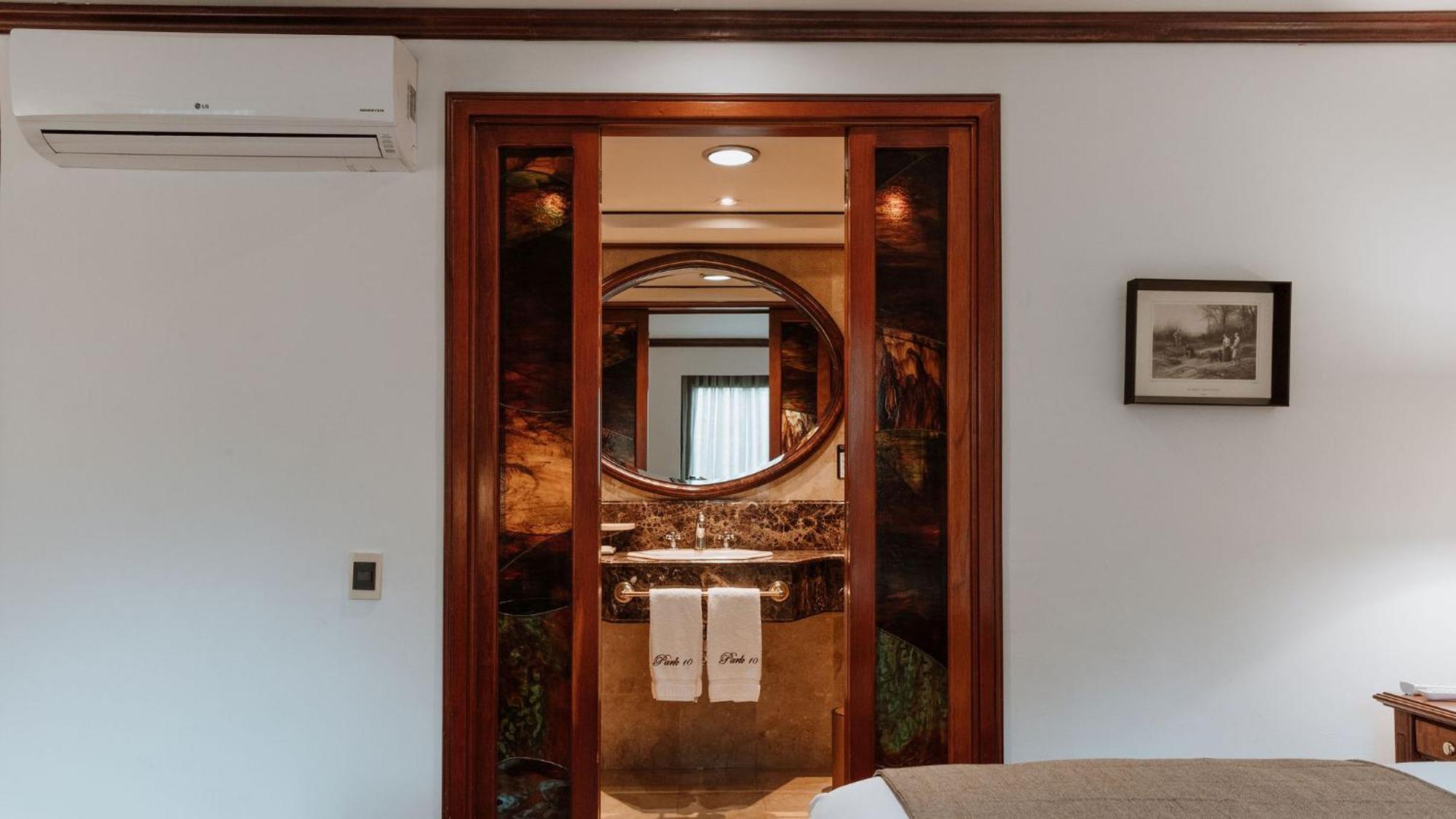 ホテルパーク10 メデジン エクステリア 写真 A bathroom in a hotel