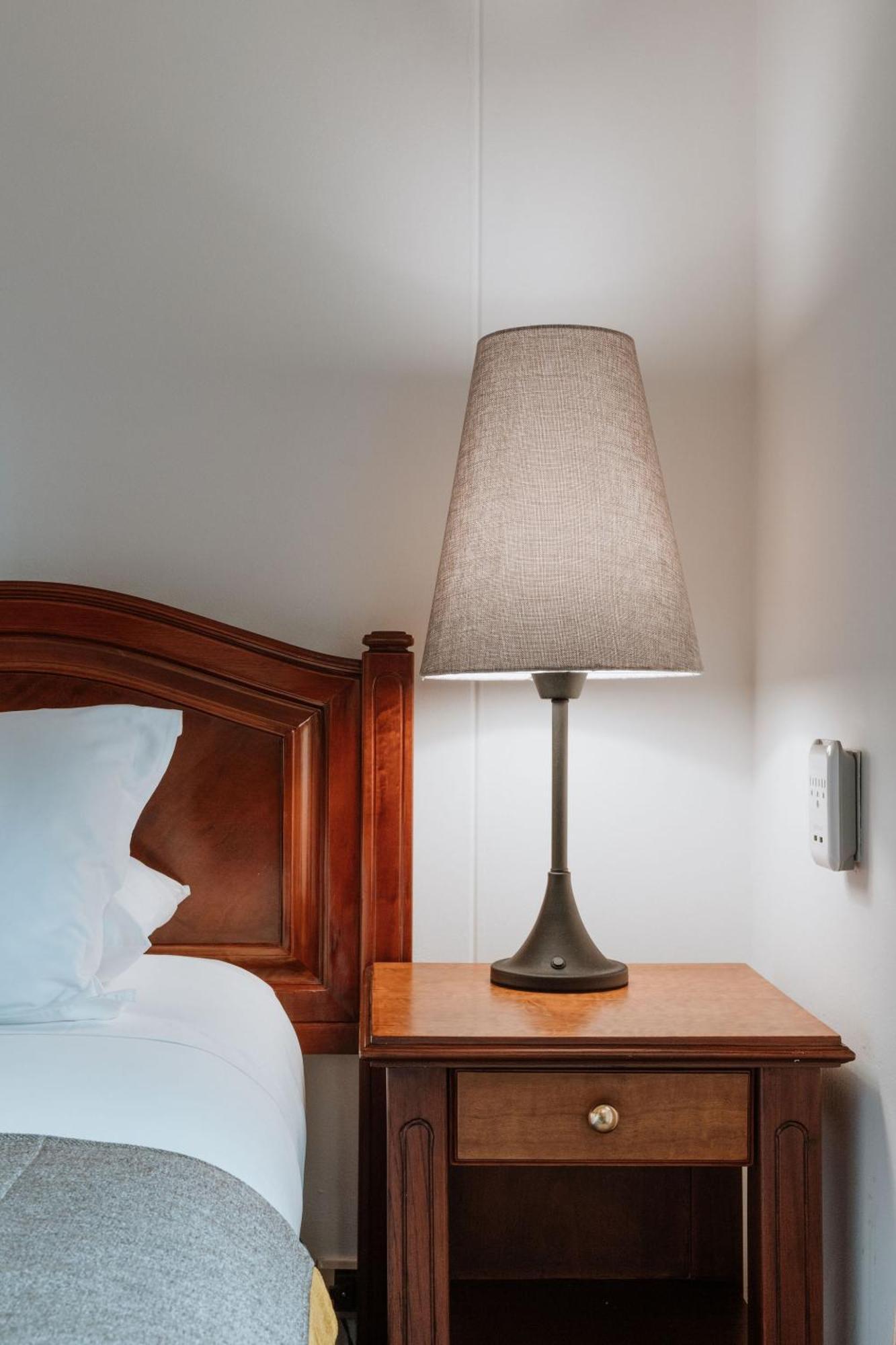 ホテルパーク10 メデジン エクステリア 写真 A lamp on a bedside table